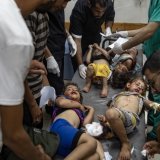 Enfants gazaouis recevant des soins après une attaque israélienne, le 6 juin dernier. KEYSTONE/EPA/HAITHAM IMAD